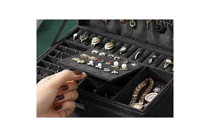 Elegantná semišová šperkovnica - čierna