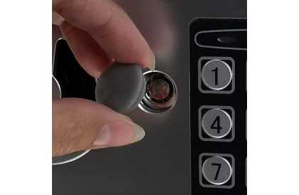 Elektronický trezor s kľúčom a kódovým zámkom – bezpečné uloženie cenností