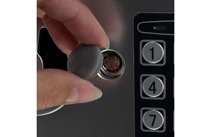 Elektronický trezor s kľúčom a kódovým zámkom – bezpečné uloženie cenností