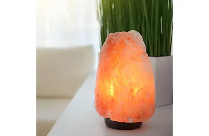 Solná lampa s nastaviteľnou intenzitou svetla