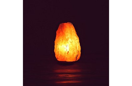 Solná lampa s nastaviteľnou intenzitou svetla