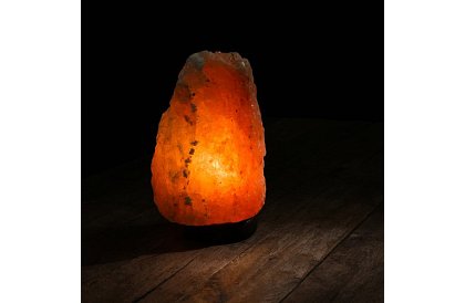 Solná lampa s nastaviteľnou intenzitou svetla