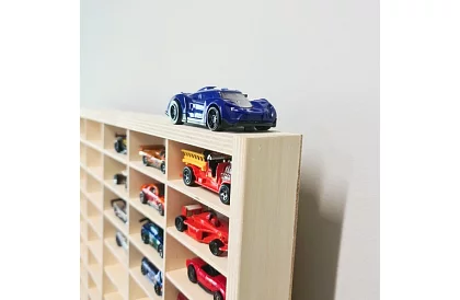 Drevená polička - organizér na autíčka - 54 priehradiek