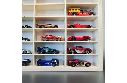 Drevená polička – organizér na autíčka – 80 priehradiek