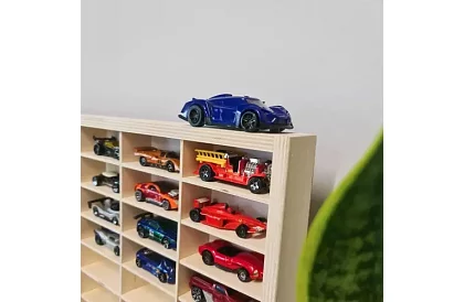 Drevená polička – organizér na autíčka – 80 priehradiek