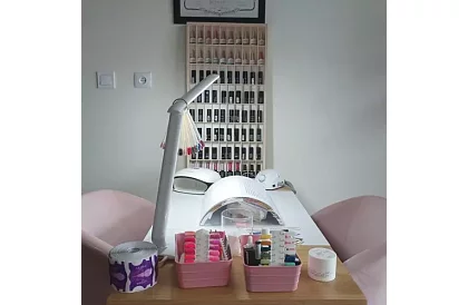 Drevená polička – organizér na autíčka – 80 priehradiek