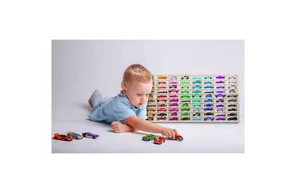 Drevená polička – organizér na autíčka – 80 priehradiek