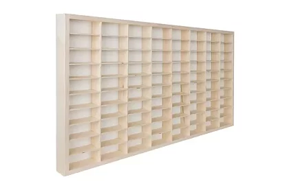 Drevená polička – organizér na autíčka – 80 priehradiek