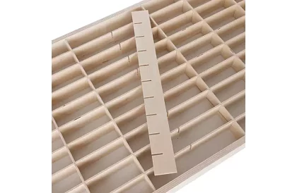 Drevená polička – organizér na autíčka – 80 priehradiek