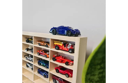 Drevená polička – organizér na autíčka – 80 priehradiek