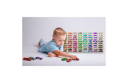 Drevená polička – organizér na autíčka – 80 priehradiek