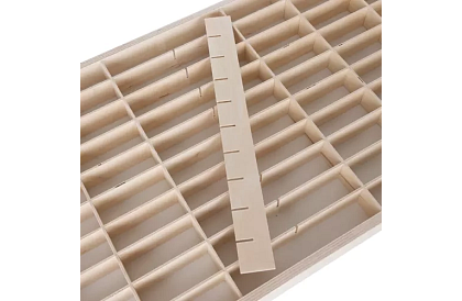 Drevená polička – organizér na autíčka – 80 priehradiek