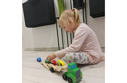 Drevený kamión na prevoz áut s autíčkami