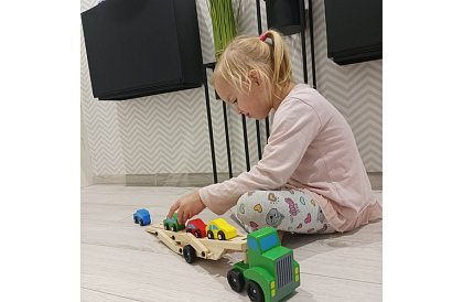 Drevený kamión na prevoz áut s autíčkami
