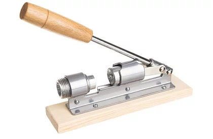 Masívny oceľový louskáčik na orechy