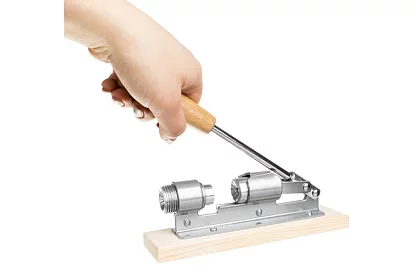 Masívny oceľový louskáčik na orechy