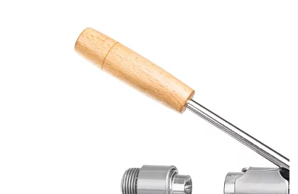 Masívny oceľový louskáčik na orechy