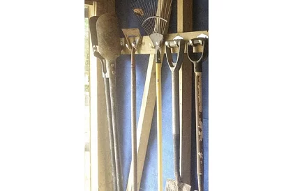 Kovové vešiaky na záhradné a dielenské náradie – 20 ks