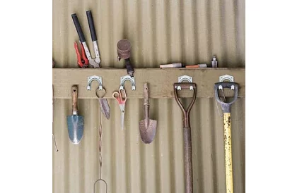 Kovové vešiaky na záhradné a dielenské náradie – 20 ks