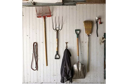 Kovové vešiaky na záhradné a dielenské náradie – 20 ks