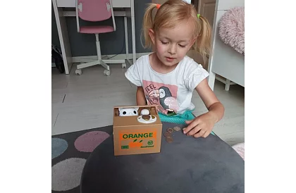 Automatická pokladnička - mačka zlodejka mincí