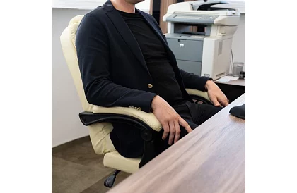 Kancelárske kreslo s výsuvnou opierkou nôh - krémové