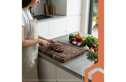 Akáciová kuchynská doska – 43 × 33 × 3 cm