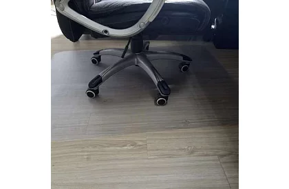 Ochranná podložka pod židli 100 × 140 cm – mliečna