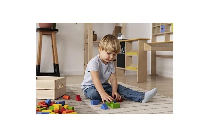 Drevené kocky v vedre s triedičom tvarov – 100 ks