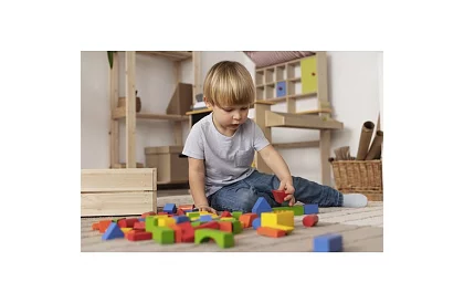 Drevené kocky v vedre s triedičom tvarov – 100 ks