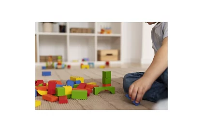 Drevené kocky v vedre s triedičom tvarov – 100 ks