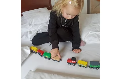 Drevený vláčik s poličkou na uloženie - 13 kusov v sade