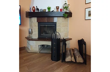 Stojan na drevo k krbu