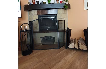 Stojan na drevo k krbu